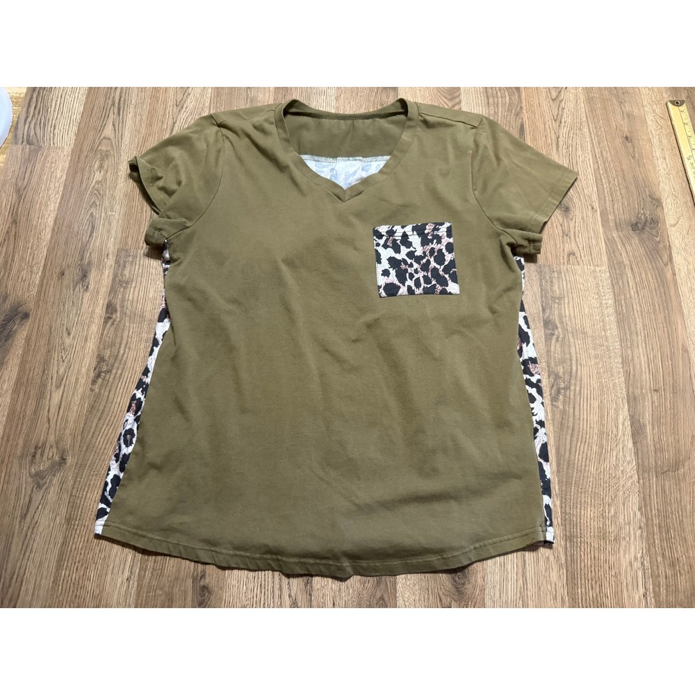 Unbranded Shirts Women Size XL Green Short Sleeve Leopard Print Pocket V-Neck